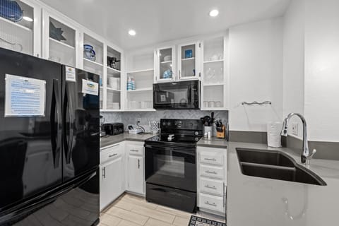 Fully equipped kitchen with everything you need to prepare your favorite vacation meals