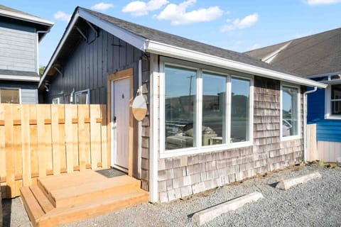 Welcome to the Cottages at Rockaway Beach Suite #6. We hope we get to host you at this Rockaway Beach rental. Please reach out with any questions.