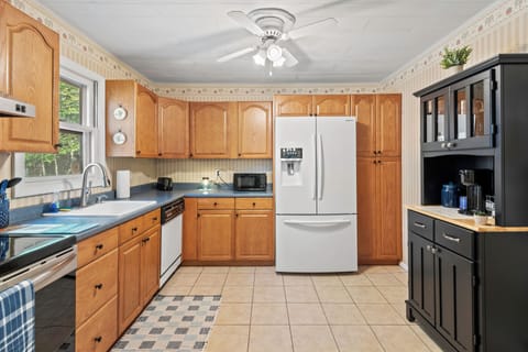 Fully equipped kitchen.