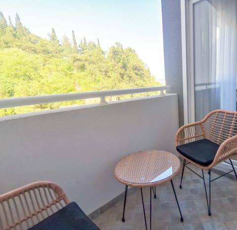 aad5a10b-5f36-4329-b6ff-2e7133900982