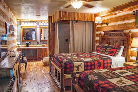 Bedroom - Queen Beds