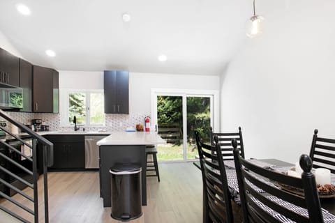 Kitchen and breakfast bar