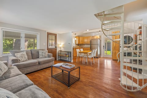 Curniture has been updated to sofa and recliner in other photos