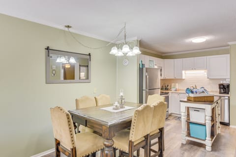 Dining Area | Dishes & Flatware Provided