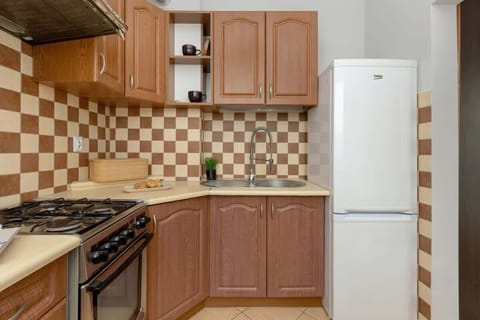 The kitchen's modern amenities ensure a comfortable stay.