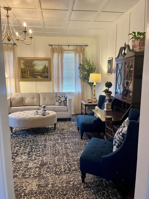 Comfortable and relaxing living room/parlor.