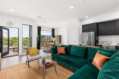 Bright and Spacious living with a sofa bed. HD TV with all the apps you could want. The living room overlooks the Cumberland River with a private patio!