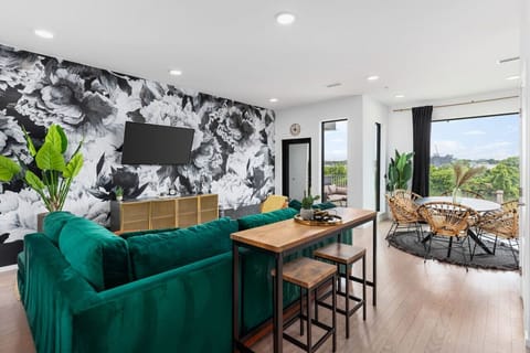 Bright and Spacious living with a sofa bed. HD TV with all the apps you could want. The living room overlooks the Cumberland River with a private patio! Seating for 2 at the high-top facing the TV, or for 6 at the dining table.