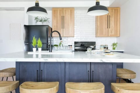 This spacious fully-equipped kitchen is perfect for whipping up vacation goodies!