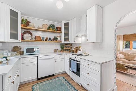 Our clean, bright, and well-appointed kitchen is ready for all your culinary adventures! 🍳🥂 Eat, drink, and enjoy your time here. ✨🍴
