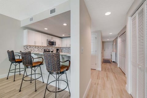Bright kitchen and ample seating