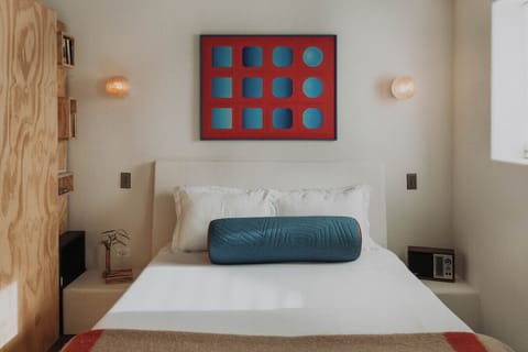 Where style meets snooze. Your queen bed awaits!