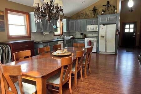 Seating for 8. Plus folding chairs that can be used for additional seats.