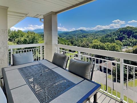 Welcome to Beyond Blessed Whispering Pines 551, located right off the parkway in Pigeon Forge!