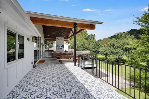Oversized first floor trace with stunning tile and full view of Lake Austin!