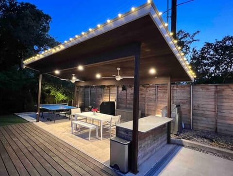 Beautiful back deck casita with dining table, granite counter and ping pong
