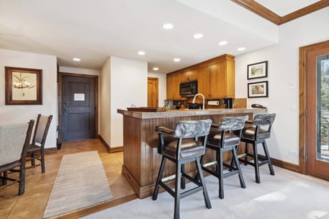 charter-c120-2528_54462742490_o