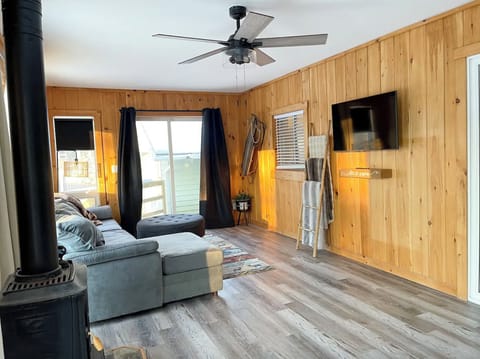 Small fireplace and tempur-pedic pull out mattress to comfortably sleep 2