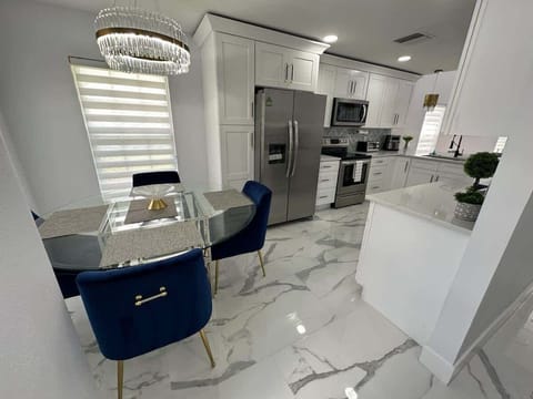 1632FHL - Kitchen (3).jpeg