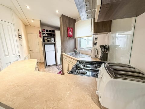 The static caravan has a kitchenette, making it easy to prepare meals during your stay.