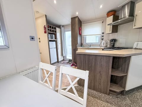 The static caravan has a kitchenette, making it easy to prepare meals during your stay.
