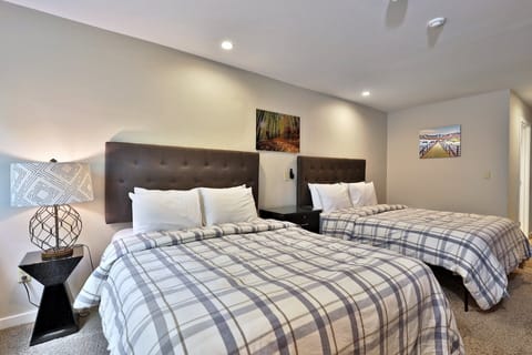 Well-appointed hotel room style condo with two queen beds, perfect for a quick trip to Vermont!