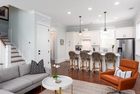 Seamless living and kitchen area with a contemporary design and clean, modern finishes.