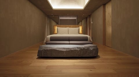 [SOKI Suite] 66 m² / bed width 1,800 mm. Equipped with a sofa and a stone table.