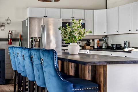 Gather around this fully equipped kitchen and let the good times (and good food) flow.