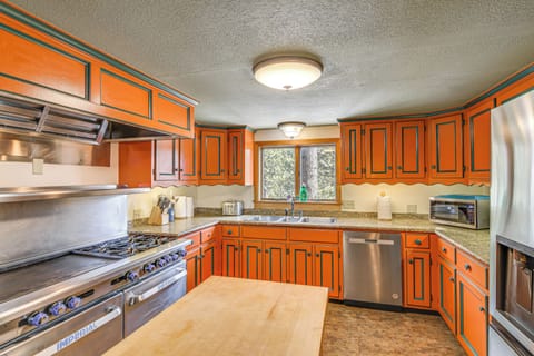 Kitchen | 2 Ovens | 2nd Floor