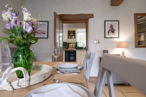 Lilac Cottage Dining Area - StayCotswold