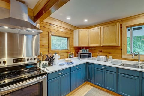 Spacious and fully equipped kitchen.