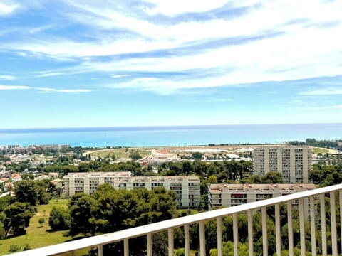 Profitez d'une vue imprenable sur la mer Méditerranée, parfaite pour se détendre en soirée. Un espace de relaxation idéal pour contempler le paysage urbain et marin.