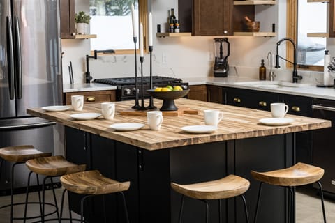 Breakfast is Served! – Enjoy casual bites at the island or linger over meals at the dining table that seats eight.