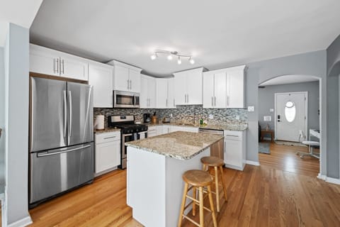 Cooking up a storm in this sleek and modern kitchen! 😍🍳 #KitchenGoals #WhiteCabinets #StainlessSteelAppliances
