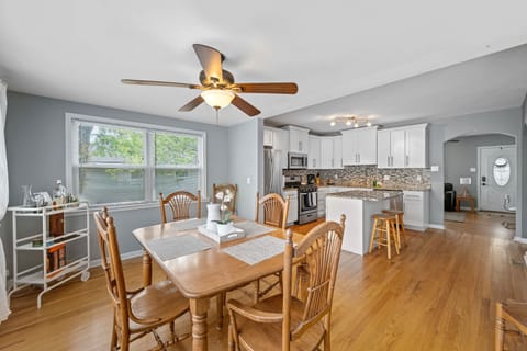 Good food, good company, and a gentle breeze to set the mood. 🍽️🌬️ #KitchenDining #CeilingFanComfort #PerfectAmbiance