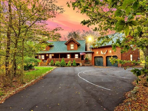 Luxury Log Cabin with Private Driveway & Autumn Views