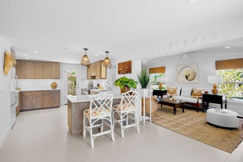 Breakfast Bar, Living Area