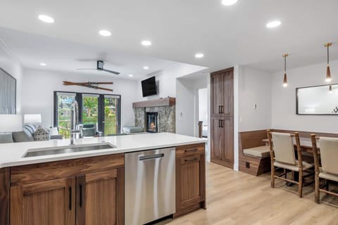 charter-e130--9319_54744849661_o