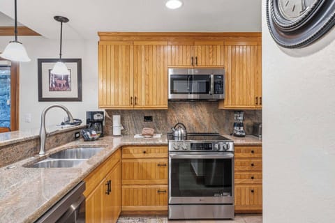 charter-e210-6555_54945334131_o