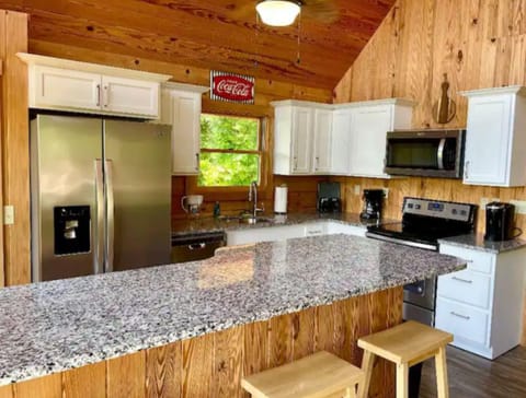 Full Kitchen
Appliances
Utensils
Dinnerware