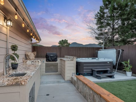 Outdoor kitchen, BBQ, Hot tub, Fully fenced 