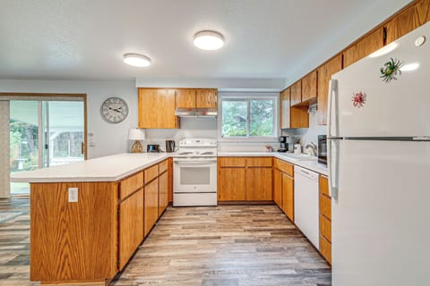 Kitchen | Trash Bags & Paper Towels Provided