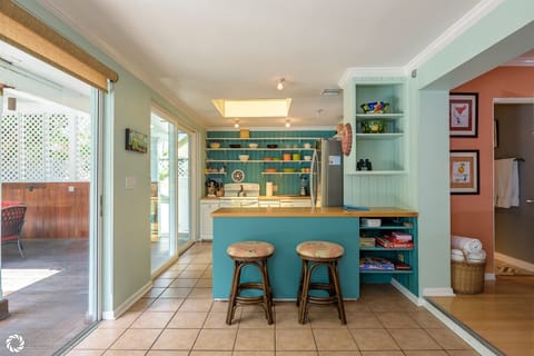 Full Kitchen and Breakfast Bar