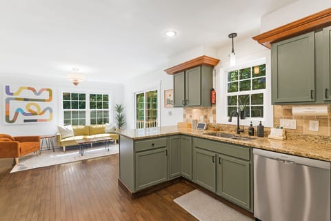 Fully Equipped Kitchen w/ Sitting Area