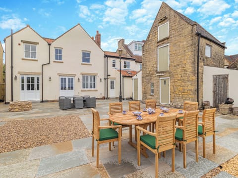 Outdoor eating area | The Pantiles, Chesterfield
