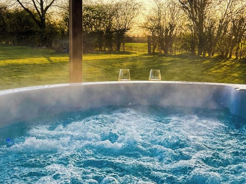 Jacuzzi | Gladwyns Farm Lodge, Thaxted