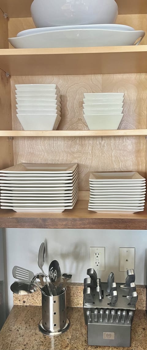 Full stocked kitchen including professional cutlery with steak knives