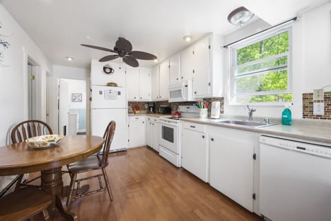 Fully equipped kitchen with dining table and 2 chairs