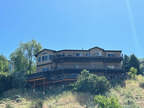 Large home with spectacular city and lake views and 3 large balconies